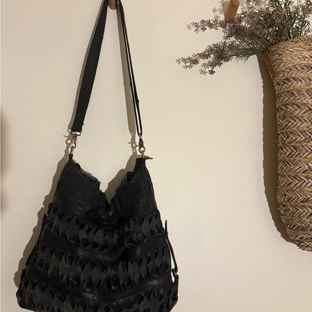 AmeriLeather Black Genuine Leather Tote Shoulder Crossbody Bag
